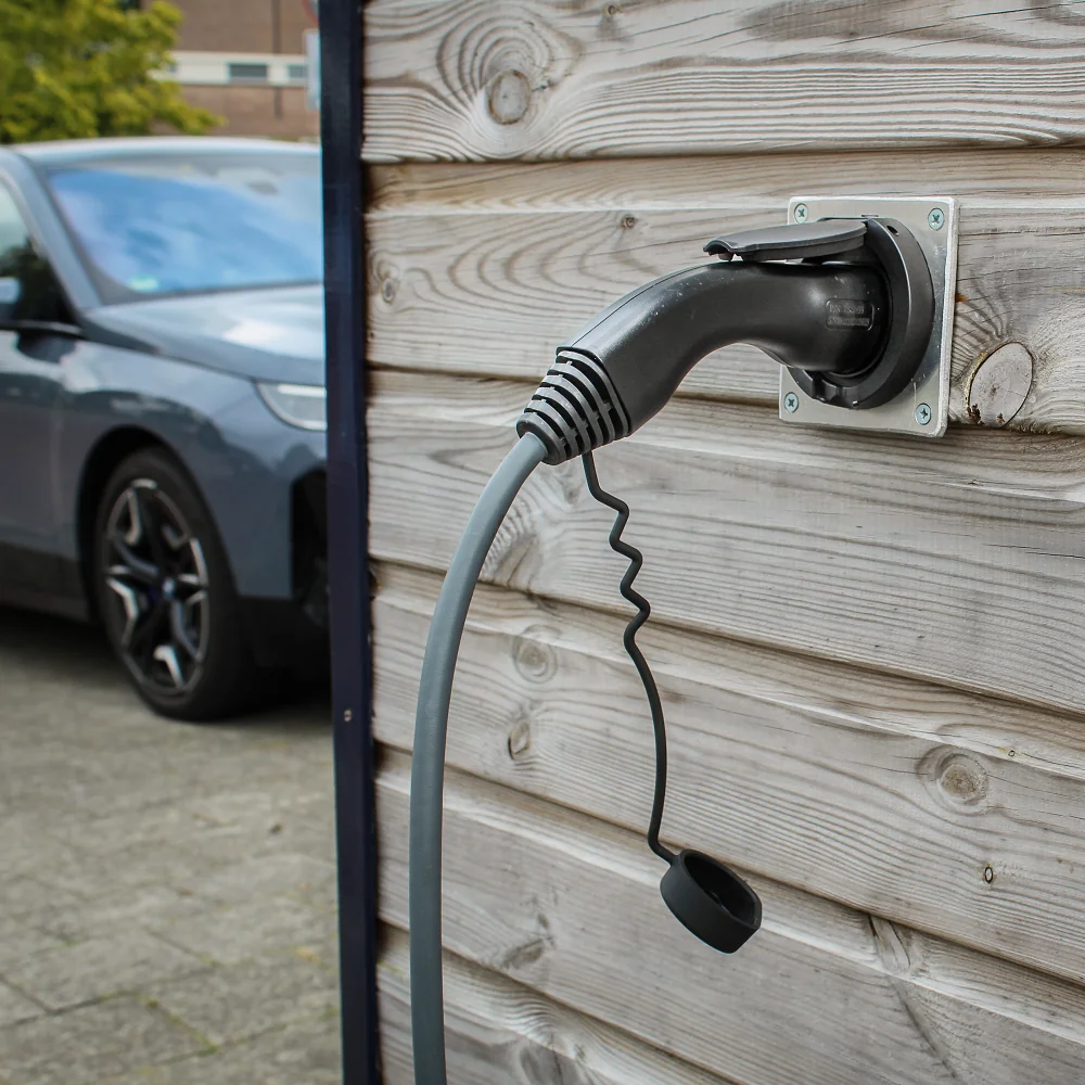 Frontalansicht der unsichtbaren Wallbox Invisible