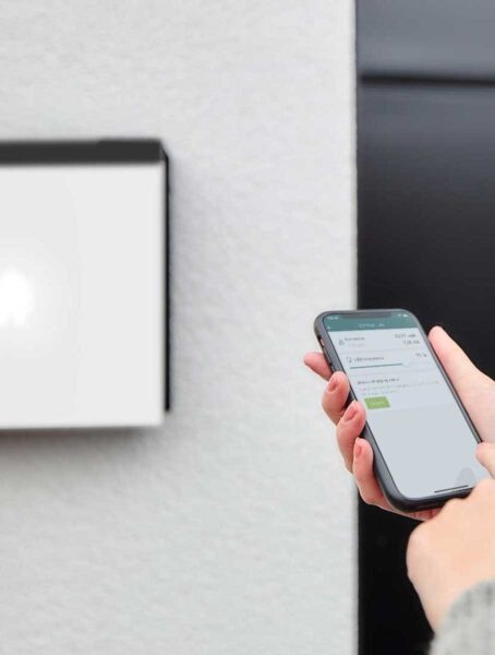 Seitenansicht Smappee EV Wall Wallbox weiß